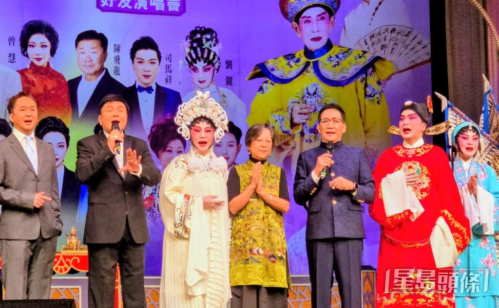 兆尊和翠玉跟一眾祥哥徒弟徒孫和表演嘉賓合唱《萬惡淫為首》。 兆尊和翠玉跟一眾祥哥徒弟徒孫和表演嘉賓合唱《萬惡淫為首》。