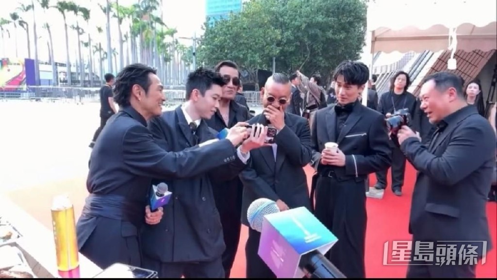 Brian在金像獎紅地毯給麥浚龍聽一段祝福片惹對方笑。
