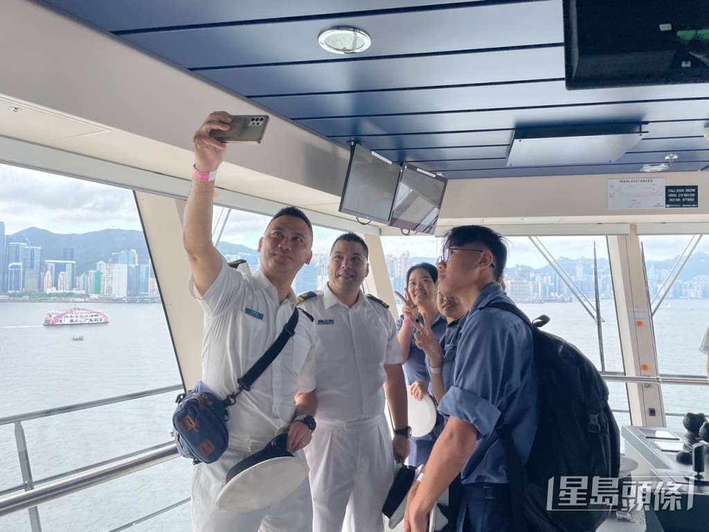 青年團與船員合照。謝宗英攝 青年團與船員合照。謝宗英攝