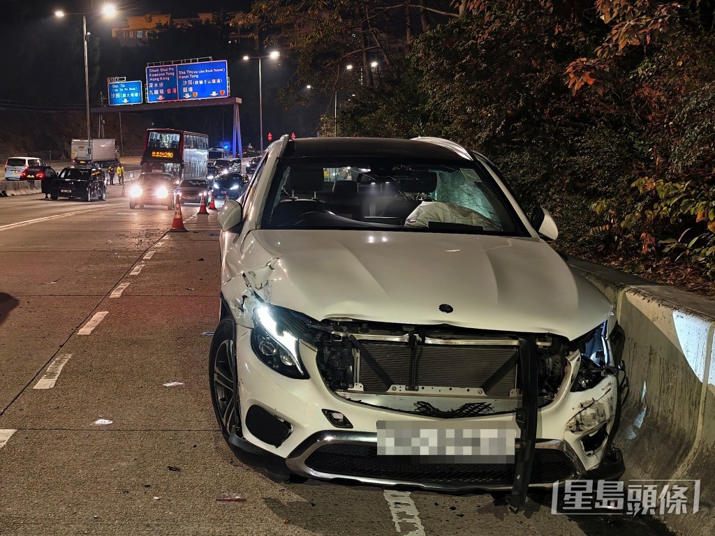 白色平治車頭受損。 白色平治車頭受損。