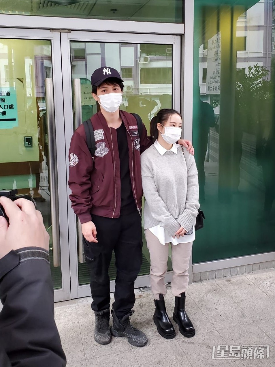 周永恆2019年被控非法打鬥,翌年被判罪成,罰款1,500元,太太陪老公上庭。 周永恆2019年被控非法打鬥,翌年被判罪成,罰款1,500元,太太陪老公上庭。