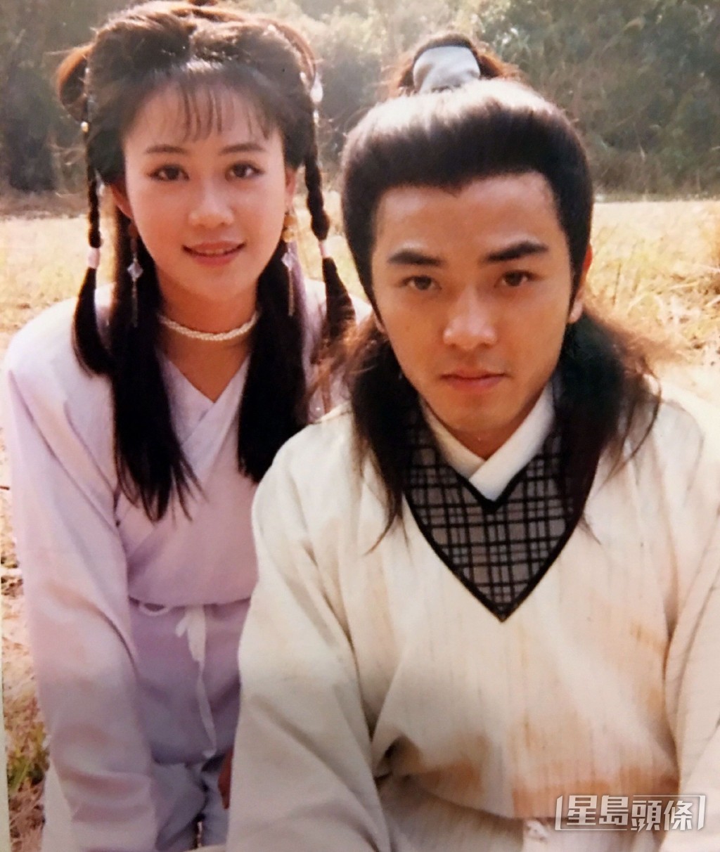 1991年首拍古裝劇《血璽金刀》已做女一,跟22歲做男二的鄭伊健合作。 1991年首拍古裝劇《血璽金刀》已做女一,跟22歲做男二的鄭伊健合作。
