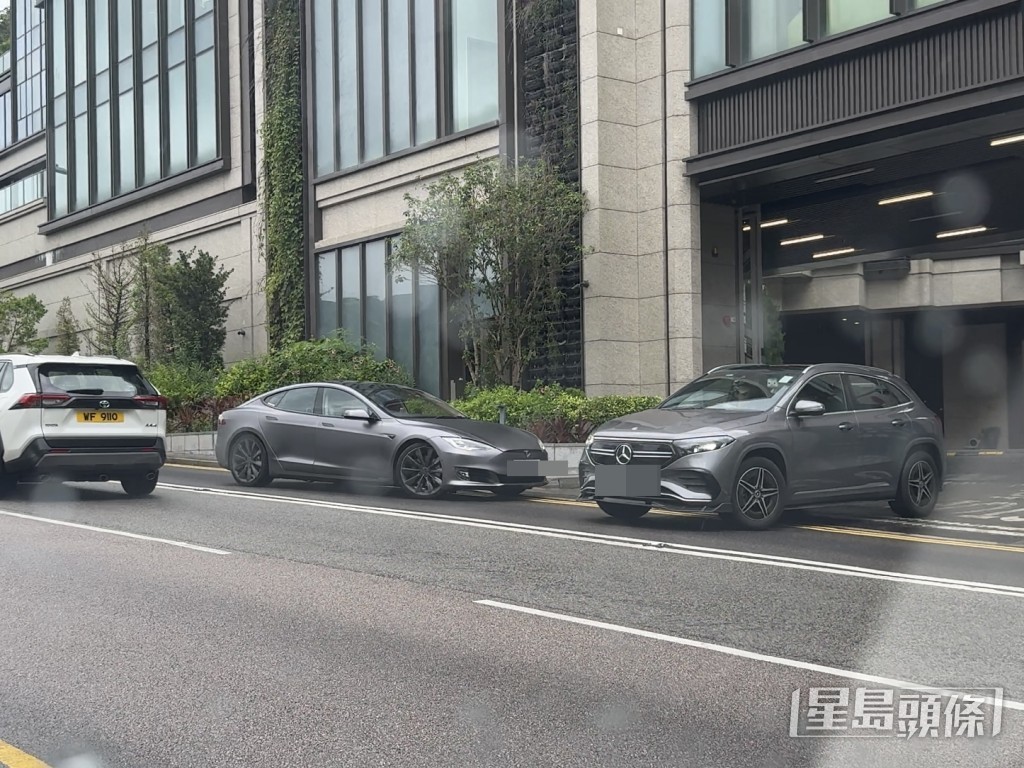 有屋苑私家車違規跨越雙白線右轉往九龍方向,原本行駛中的車輛須突然停下。 有屋苑私家車違規跨越雙白線右轉往九龍方向,原本行駛中的車輛須突然停下。