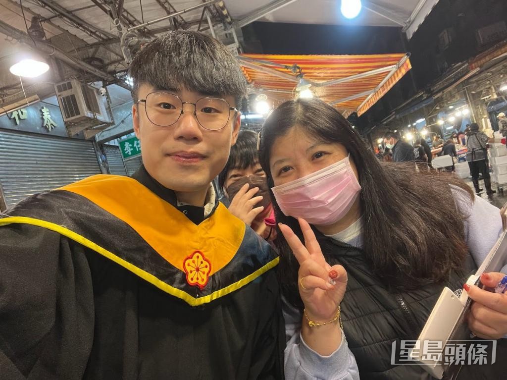 黎諾維碩士畢業時,到台灣魚市場與魚販好友合照。 黎諾維碩士畢業時,到台灣魚市場與魚販好友合照。