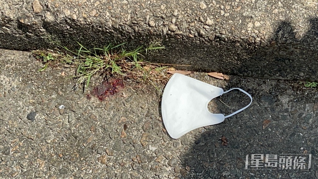 路邊遺下血迹。