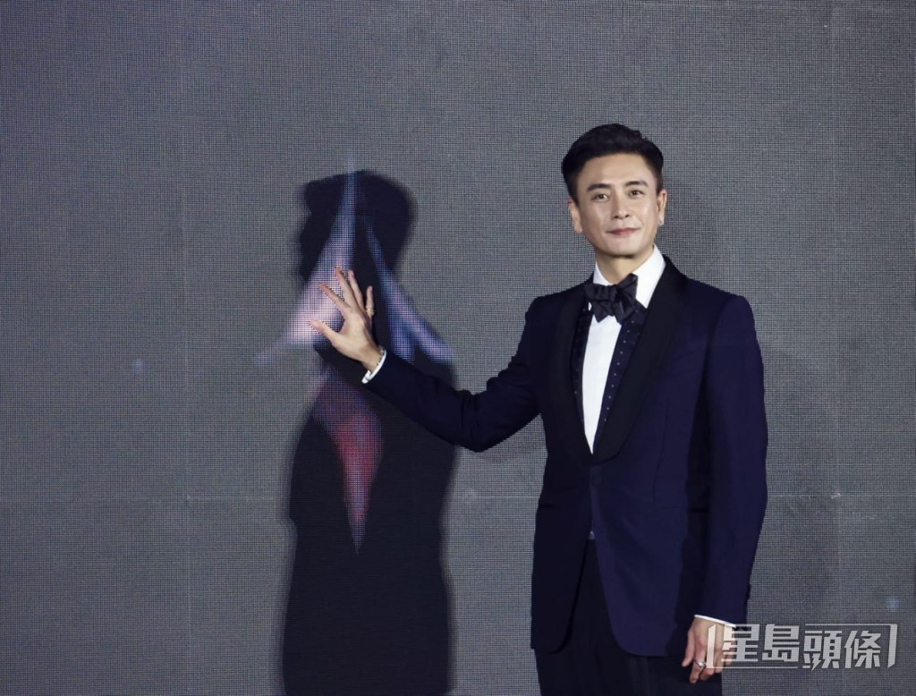 Bosco以一身黑色禮服型格登場。