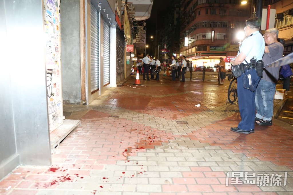 大廈後樓梯、後巷延伸至對開行人路一帶，均留下一條「血路」。黎志偉攝