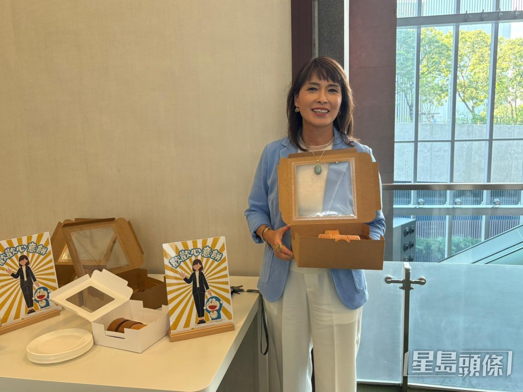 江玉歡派發心意餅是希望可以慰勞一直辛苦工作的傳媒。黃子龍攝 江玉歡派發心意餅是希望可以慰勞一直辛苦工作的傳媒。黃子龍攝