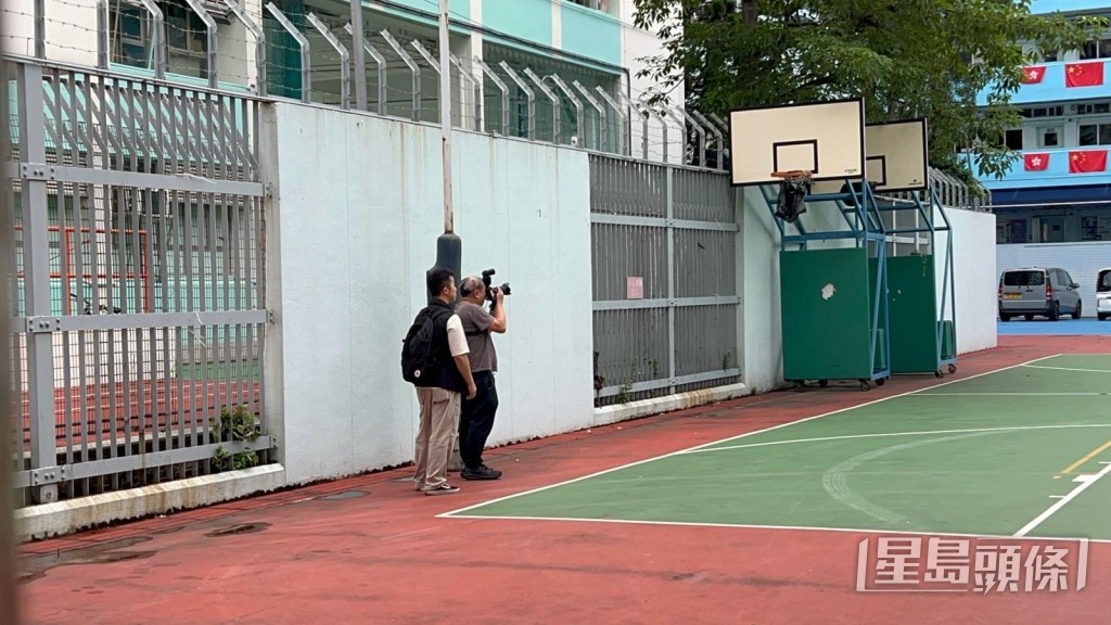 警員於屯興路一所中學拍照蒐證。 警員於屯興路一所中學拍照蒐證。