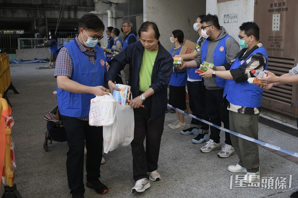 關愛隊向廣祐樓居民派發物資。