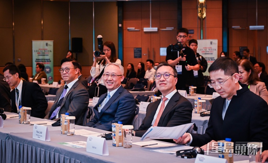 律政司司长林定国(右二)、副司长张国钧(右四)与外交公署署理特派员李永胜(左三)出席“融通与发展”法治论坛。资料图片 律政司司长林定国(右二)、副司长张国钧(右四)与外交公署署理特派员李永胜(左三)出席“融通与发展”法治论坛。资料图片