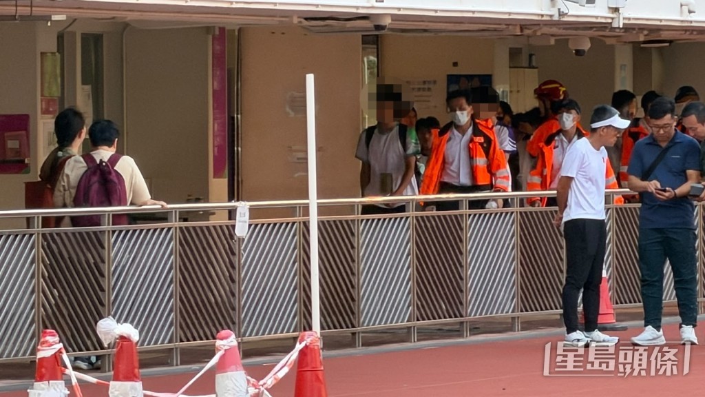 有不適學生送院。曾志恆攝 有不適學生送院。曾志恆攝