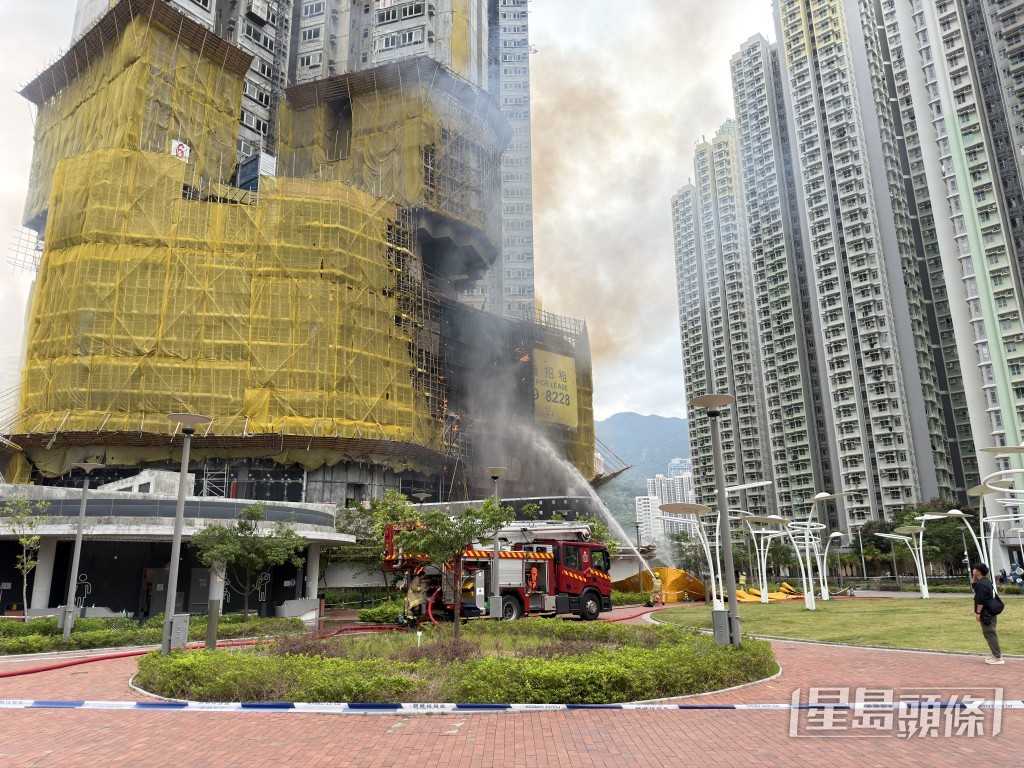 消防射水灌救。梁國峰攝