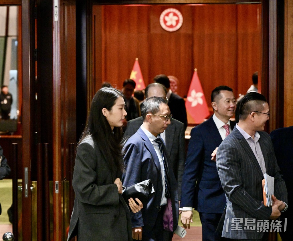 議員綵排完成後步出會議廳，圖為江旻憓。