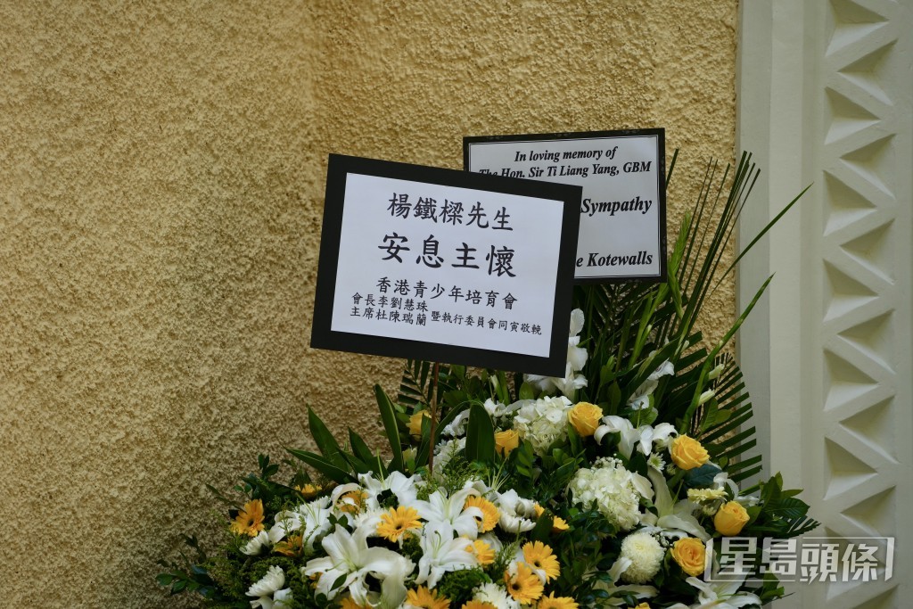 场外放满多个政党及各界人士送赠的花圈。苏正谦摄