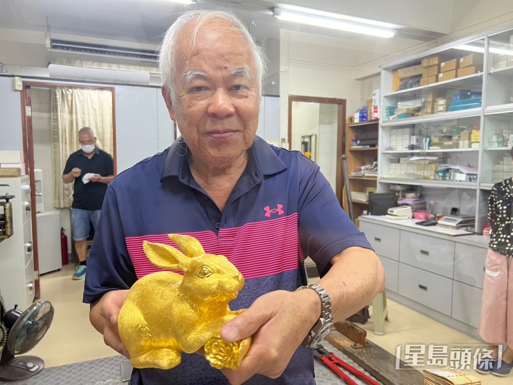 鍾先生表示,近兩日前來賣金的市民大增,「排隊排到人山人海」,形容忙到飯都無時間食。曹露尹攝 鍾先生表示,近兩日前來賣金的市民大增,「排隊排到人山人海」,形容忙到飯都無時間食。曹露尹攝