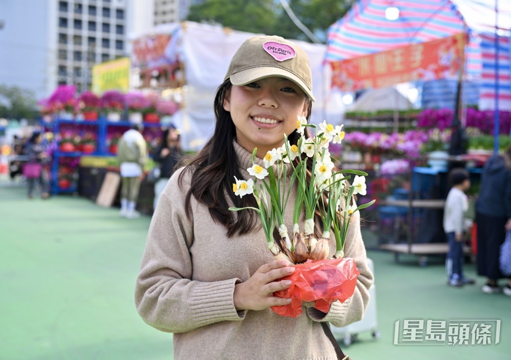 来自马来西亚的曾小姐特意趁上班前到维园。