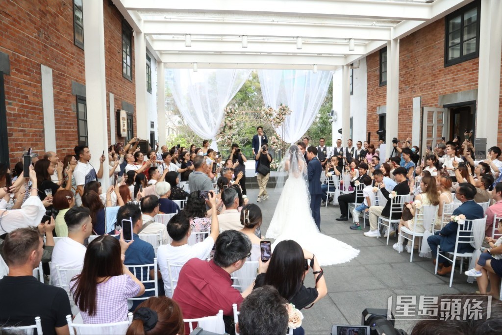 吳嘉儀與Leo在現場過百名的親友及律師見證下進行結婚簽紙儀式。