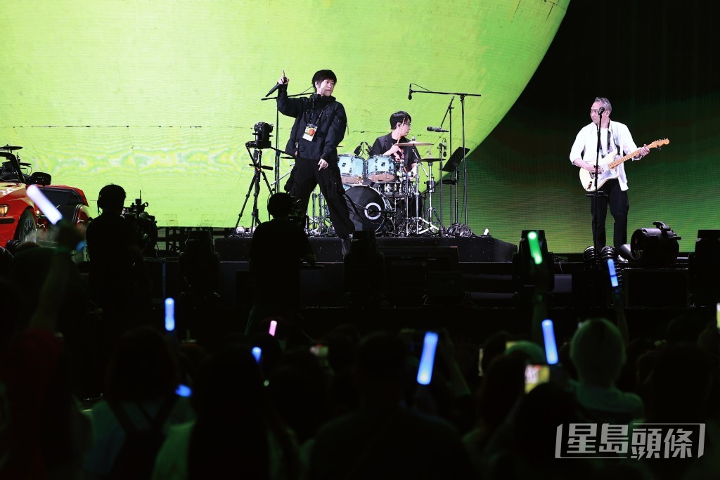 台上台下打成一片。 台上台下打成一片。