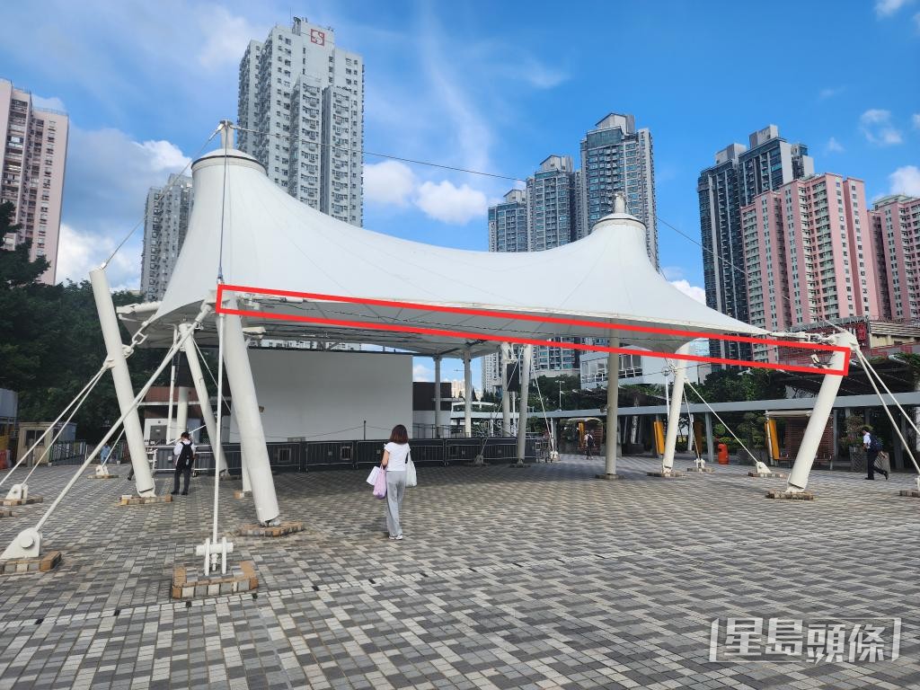 康文署轄下的黃大仙廣場,早於2017年加裝降溫噴霧系統,卻閒置至今。 康文署轄下的黃大仙廣場,早於2017年加裝降溫噴霧系統,卻閒置至今。