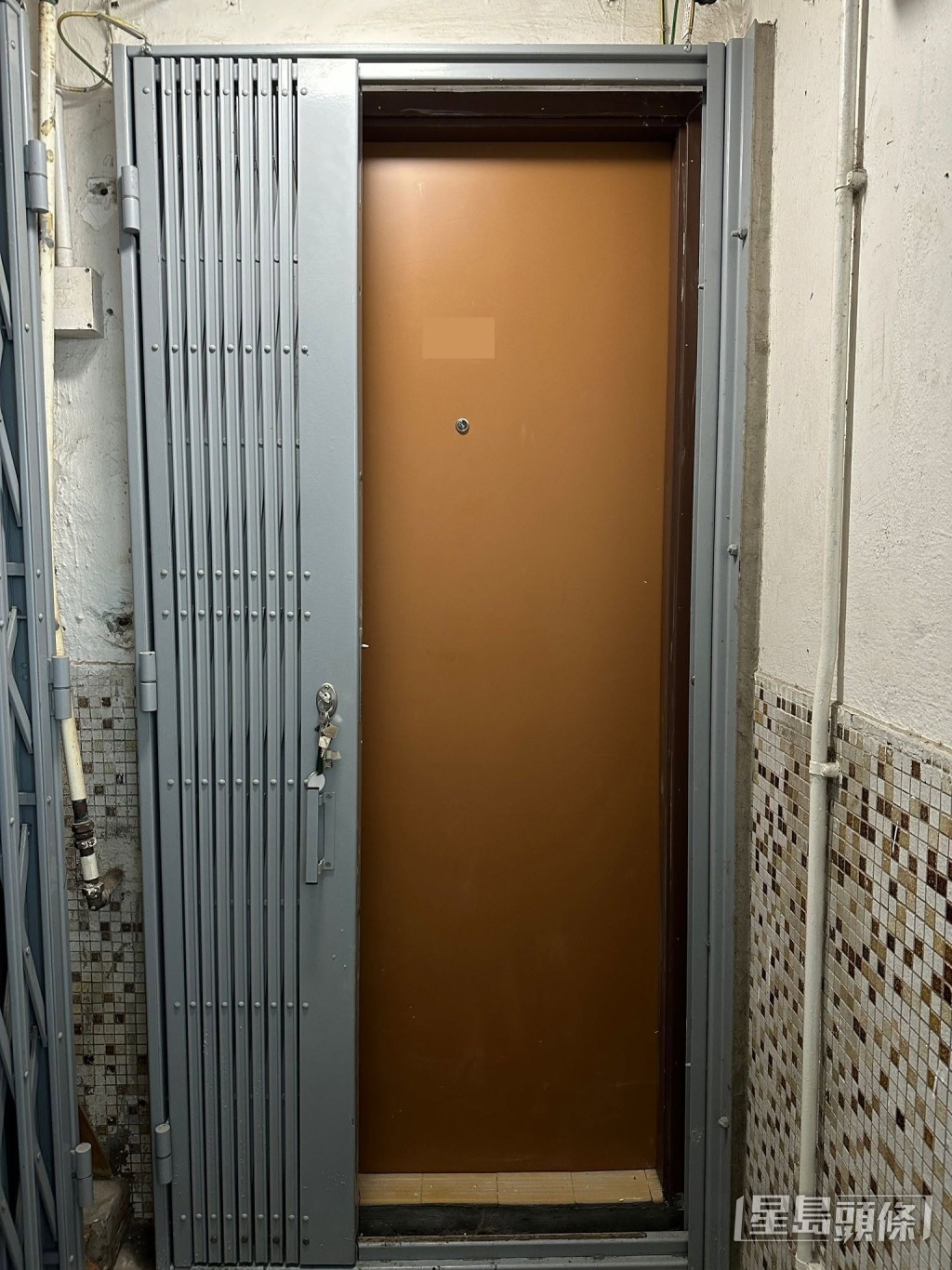 柴灣環翠邨早前被揭發部分單位的鐵閘與木門鎖位安裝方向相反。網上圖片 柴灣環翠邨早前被揭發部分單位的鐵閘與木門鎖位安裝方向相反。網上圖片