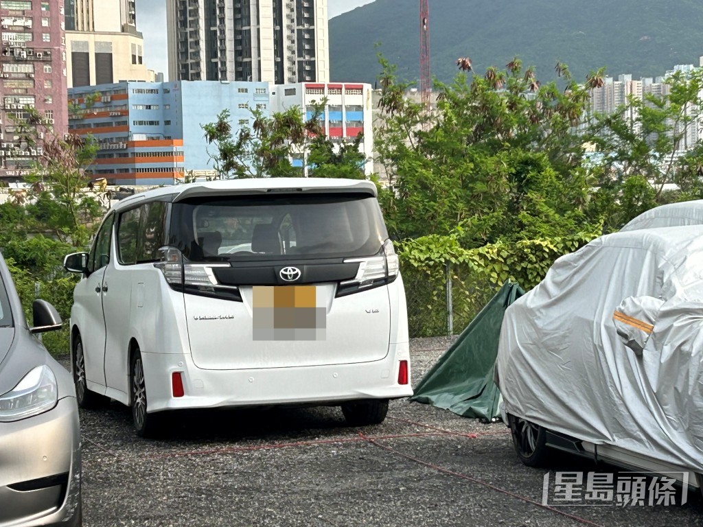 事發的兩地牌七人車。曾志恆攝 事發的兩地牌七人車。曾志恆攝