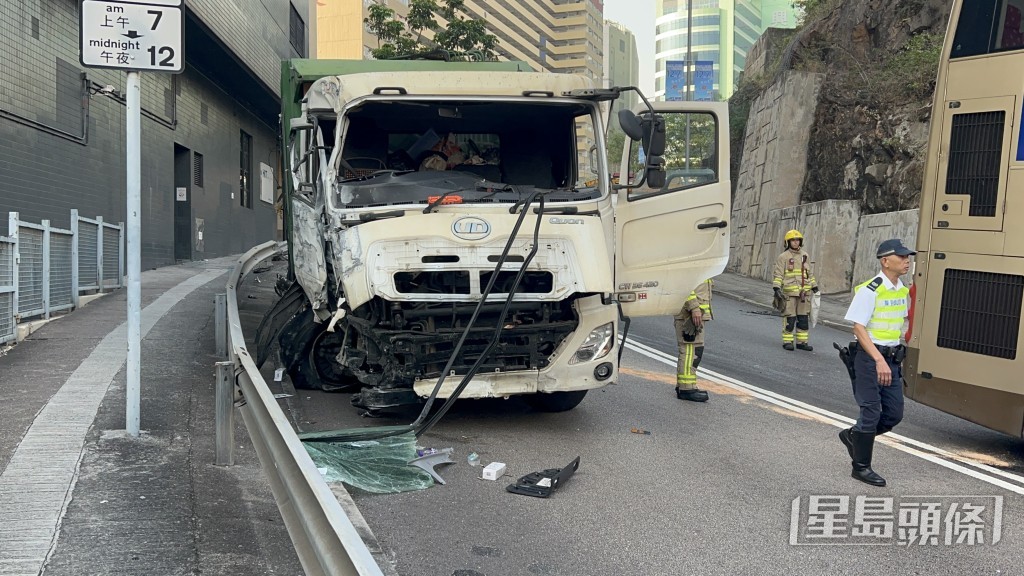 垃圾車擋風玻璃撞至甩脫。 垃圾車擋風玻璃撞至甩脫。