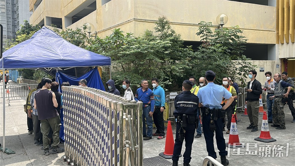 工人在警崗先登記才可進入屋苑工作。劉漢權攝 工人在警崗先登記才可進入屋苑工作。劉漢權攝