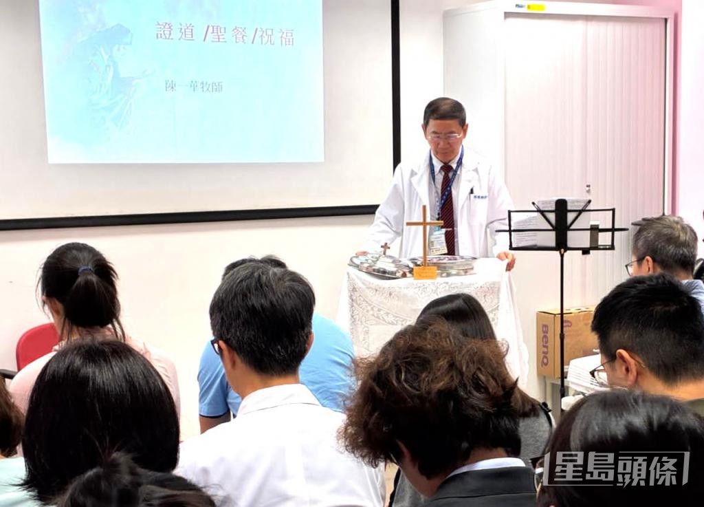 已退休的陳一華牧師,現時仍出任公立醫院顧問院牧。 已退休的陳一華牧師,現時仍出任公立醫院顧問院牧。