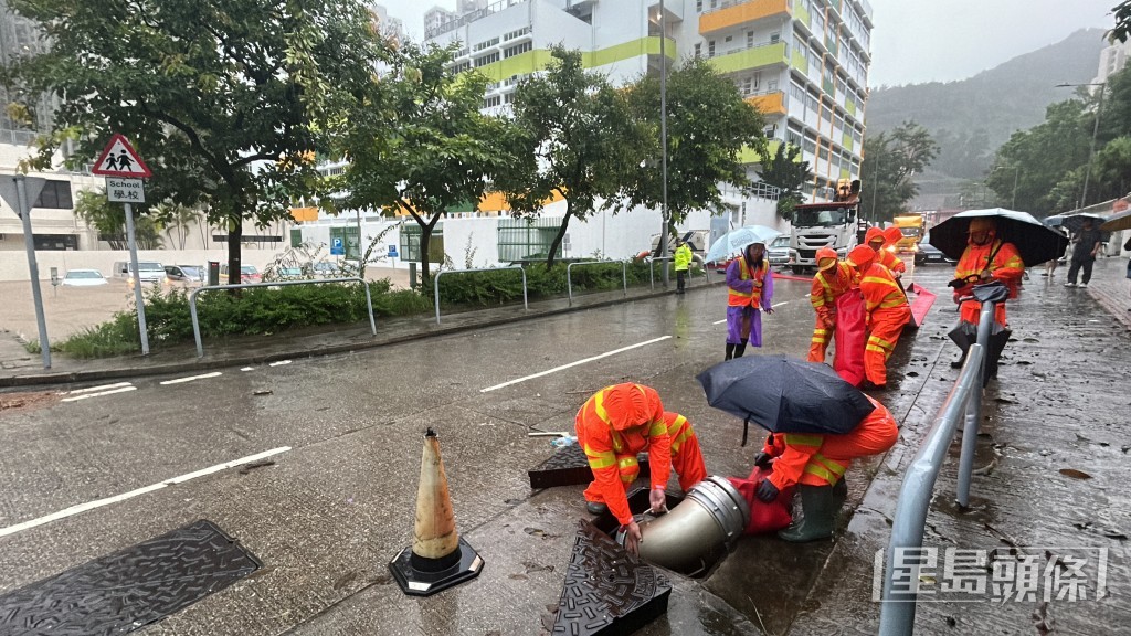 渠務署緊急應變隊伍出動強力排水機械人「龍吸水」。 渠務署緊急應變隊伍出動強力排水機械人「龍吸水」。
