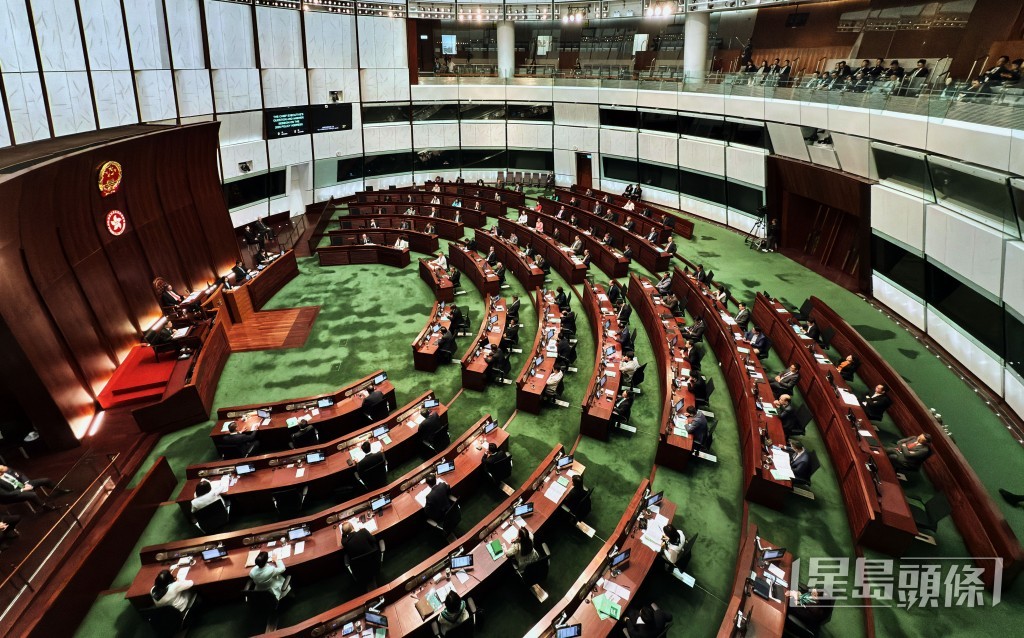 立法會今早（18日）舉行行政長官答問會。