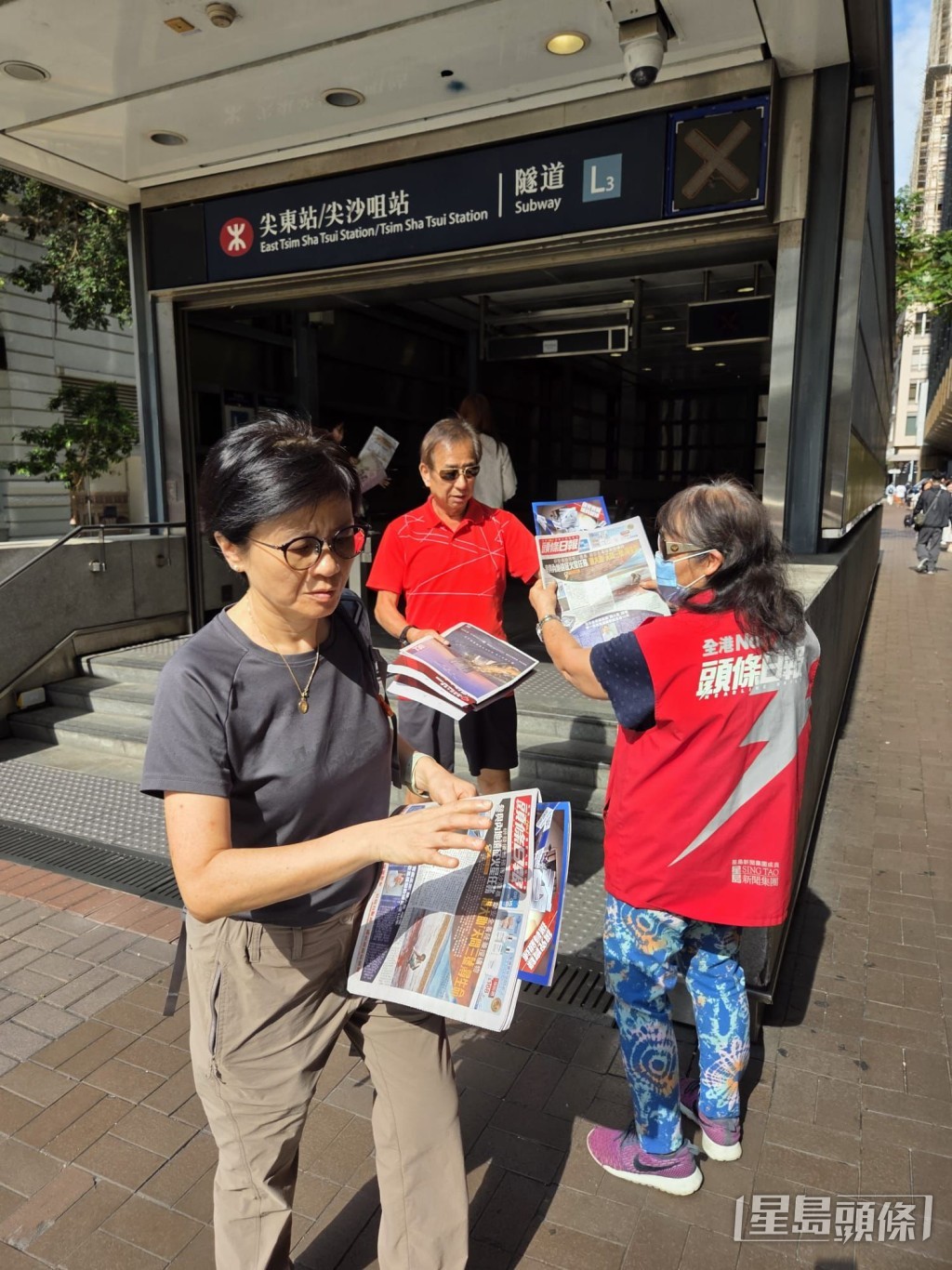警務處出版的《香港重案解密》今日周五(8日)推出,隨免費報章《頭條日報》,於全港各區向市民派發。 警務處出版的《香港重案解密》今日周五(8日)推出,隨免費報章《頭條日報》,於全港各區向市民派發。