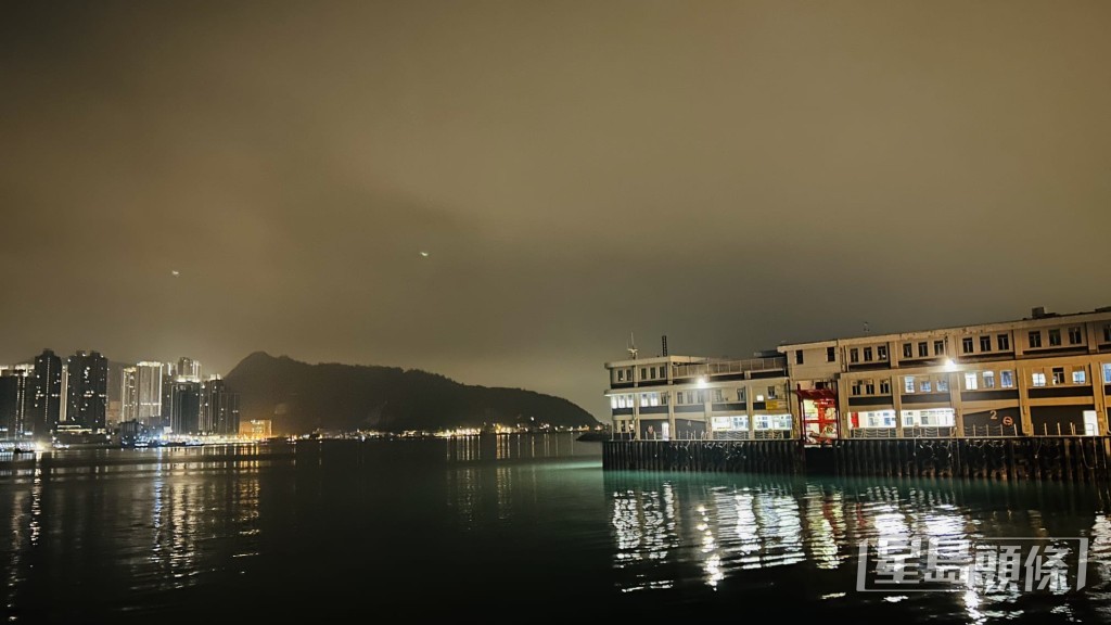 本港地區今日早晚有一兩陣微雨及沿岸有薄霧。蔡楚輝攝