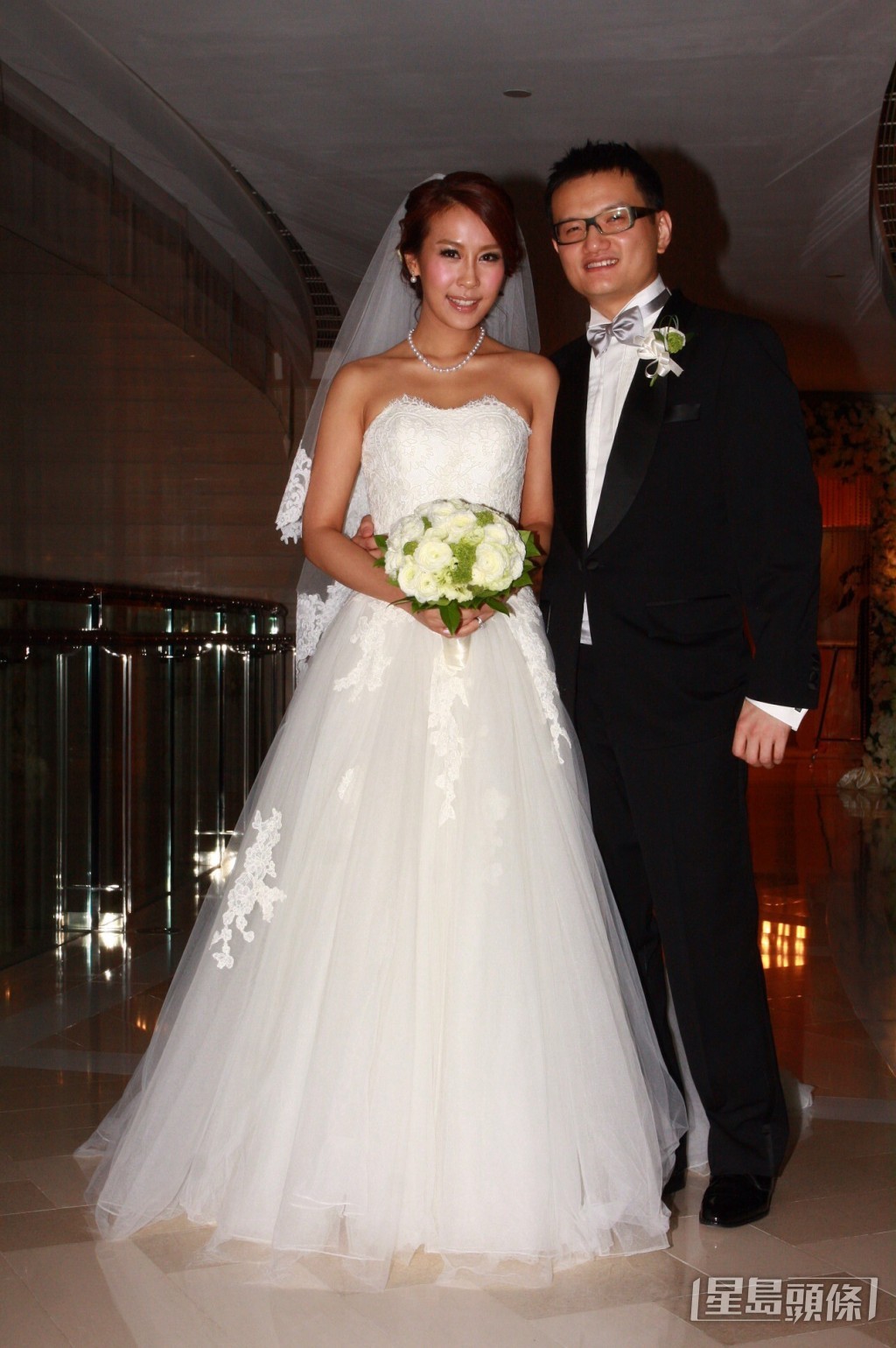 曹敏莉2010年與坐擁億萬身家的金融才俊男友張家傑結婚。