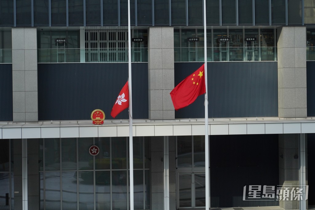 政府總部下半旗致哀。（葉偉豪攝）