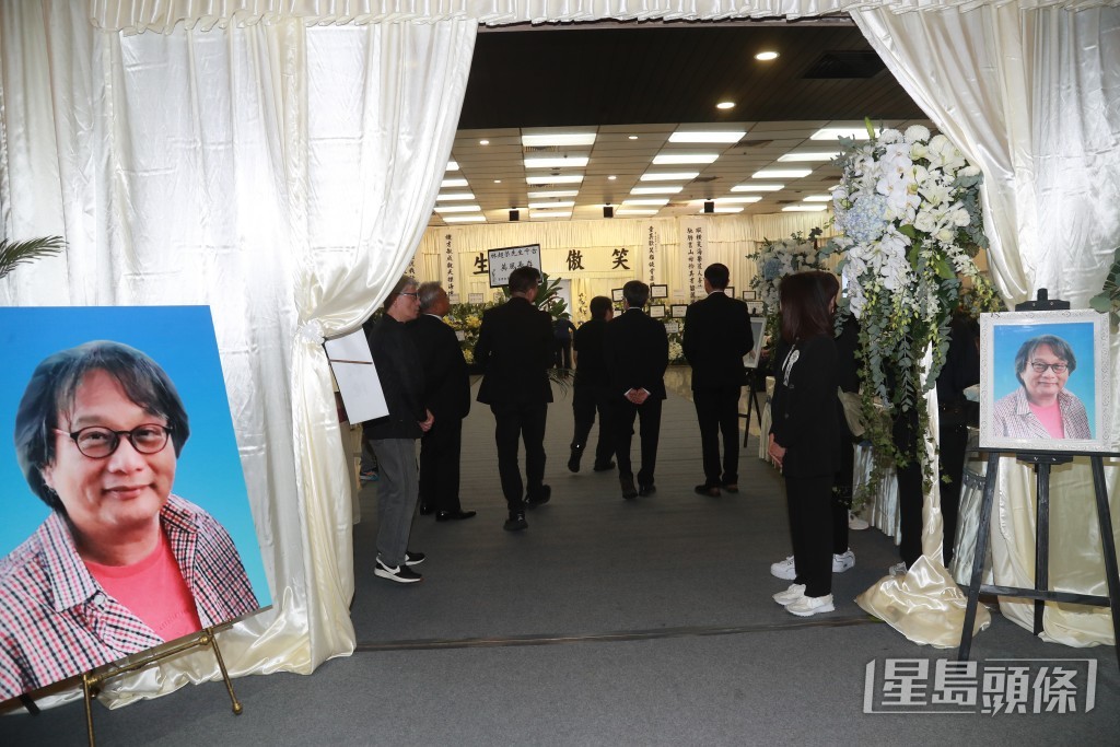 林超榮遺孀屈穎妍及林超榮家人今日在紅磡世界殯儀館，為林超榮設靈。