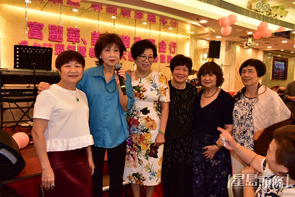 咪咪姐有好多鐵粉捧場。