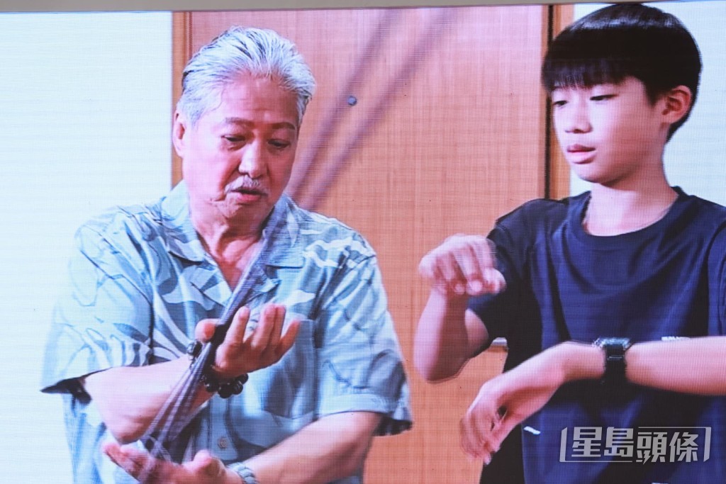 「大哥大」用心教孫兒。