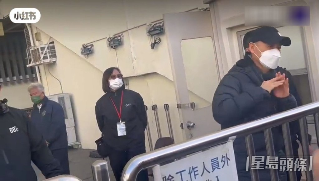 張學友在開場前,到紅館門外見歌迷。 張學友在開場前,到紅館門外見歌迷。