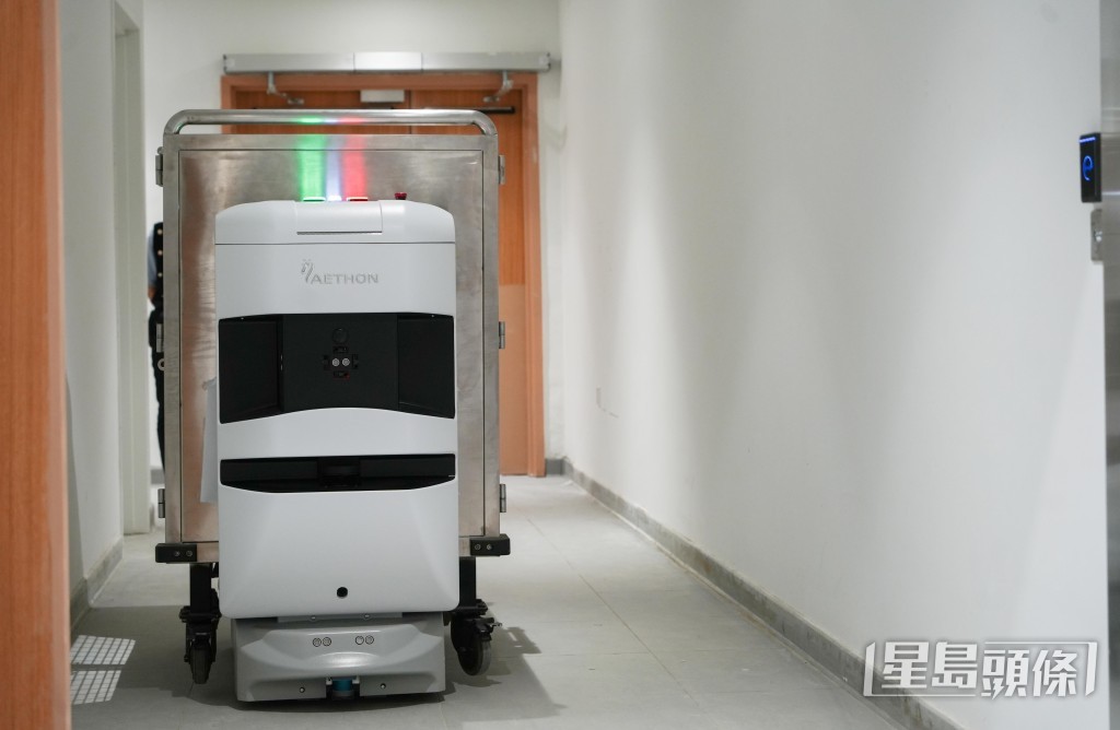 醫院設有機械人協助職員運送物資及藥物。 醫院設有機械人協助職員運送物資及藥物。