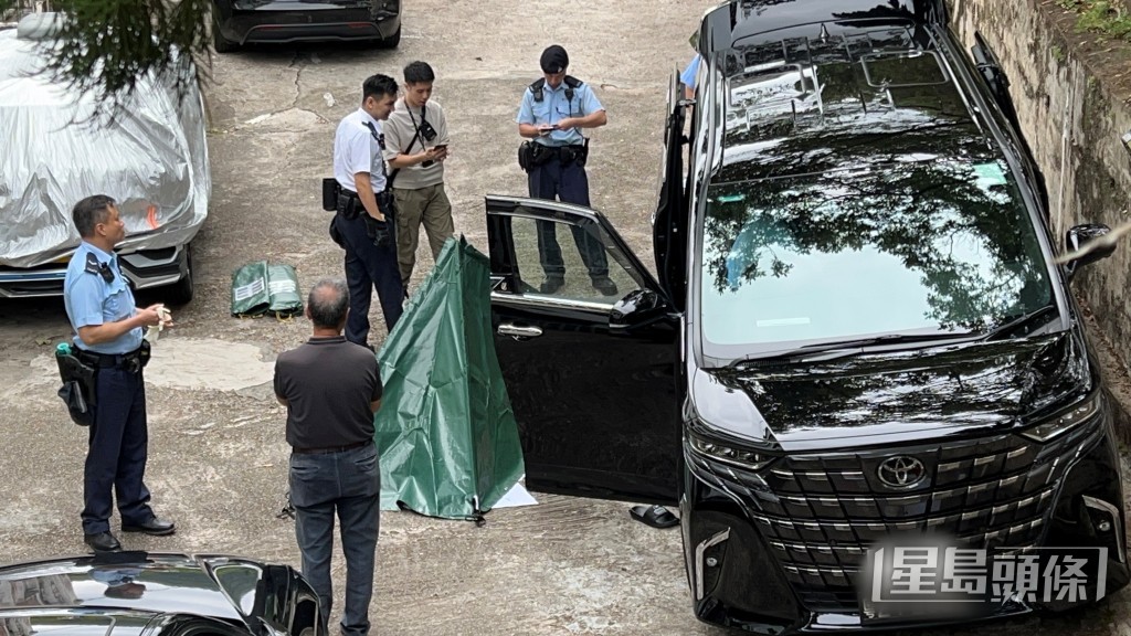 男子暈倒七人車內，現場證實死亡，警方將其遺體移出車外，以帳篷遮蓋。蔡楚輝攝