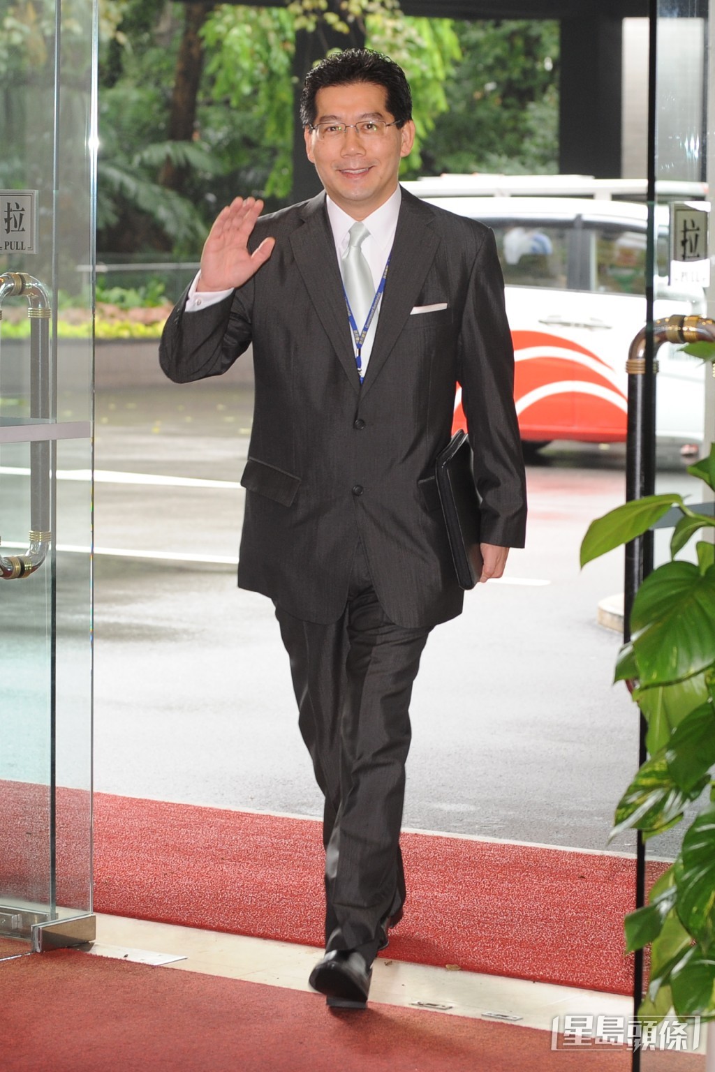 2008年特區政府擴大問責制，引入副局長及政治助理，蘇錦樑成為首批加入政府的副局長，圖為其履職當日。資料圖片