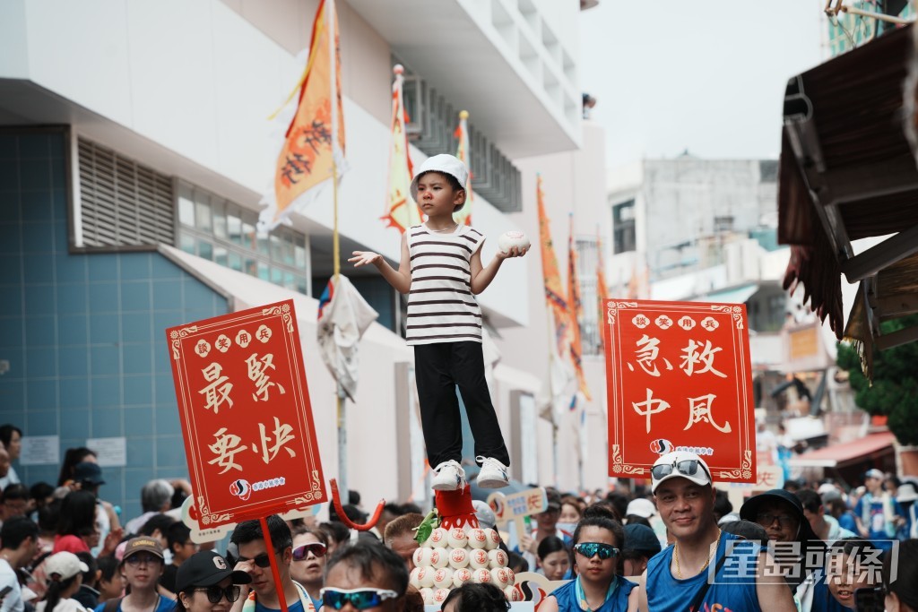 飄色巡遊以長洲北帝廟遊樂場作起點，途經新興街、大興堤路（部分）、中學路等，再回到起點。