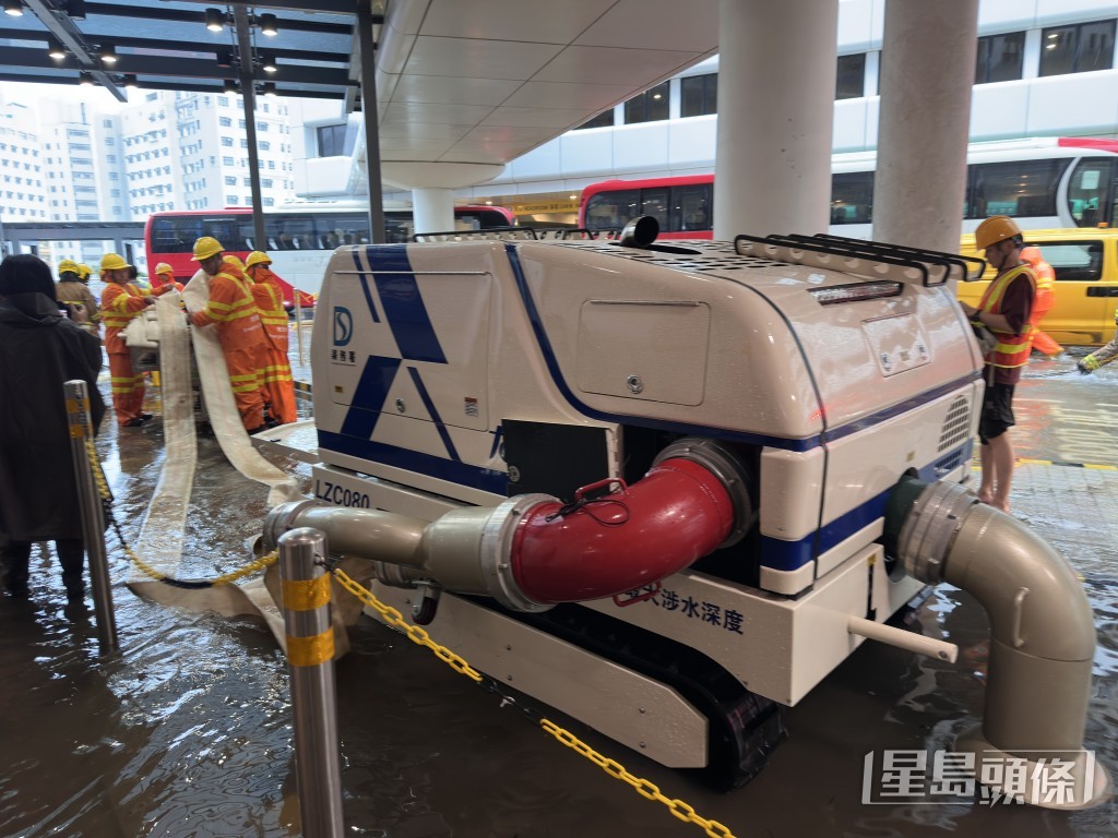 渠務署出動強力排水機械人「龍吸水」處理瑪麗醫院水浸問題。梁國峰攝