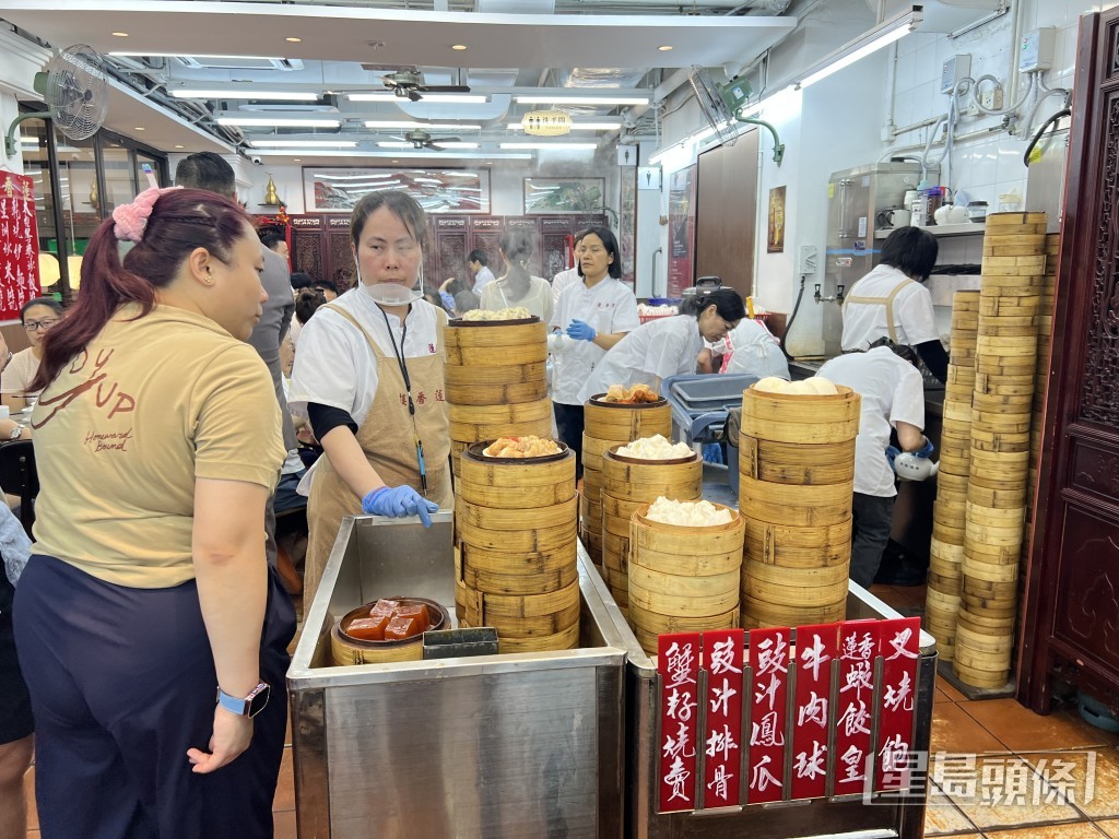 老字號蓮香樓憑點心「推車仔」傳統,成為旅客打卡熱點。曹露尹攝 老字號蓮香樓憑點心「推車仔」傳統,成為旅客打卡熱點。曹露尹攝