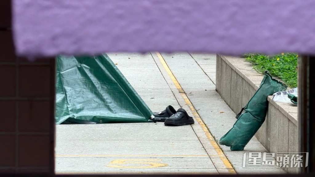 帳篷旁遺下一對膠涼鞋。梁國峰攝 帳篷旁遺下一對膠涼鞋。梁國峰攝