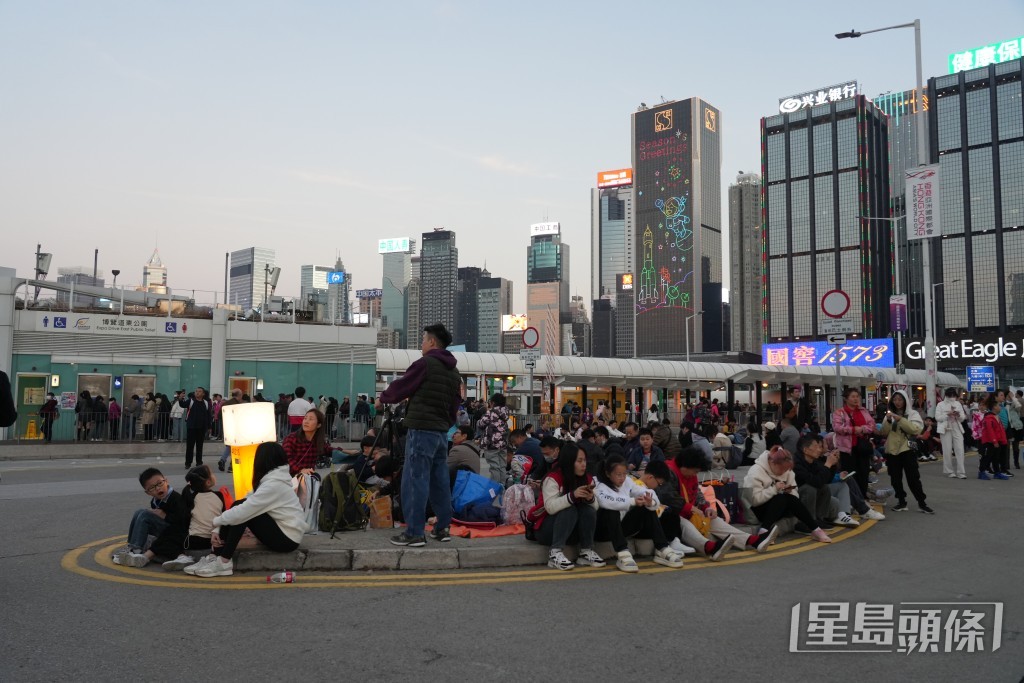 不少市民席地而坐。歐樂年攝 不少市民席地而坐。歐樂年攝