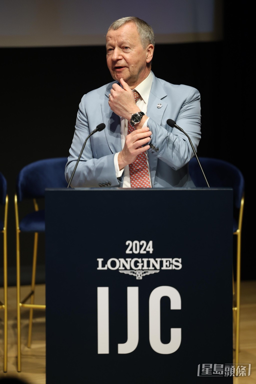 香港賽馬會行政總裁應家柏，在國際騎師錦標賽見面會中致詞。