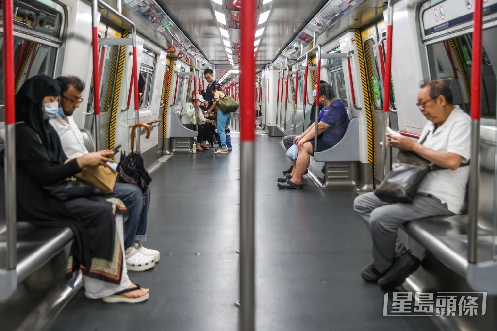 十號風球下的港鐵車廂。何家豪攝 十號風球下的港鐵車廂。何家豪攝