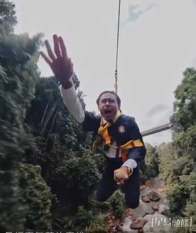 有旅客上載到馬來西亞歷奇樂園玩飛索片段，事主穿上哈利波特戲服，高速穿梭大樹間。